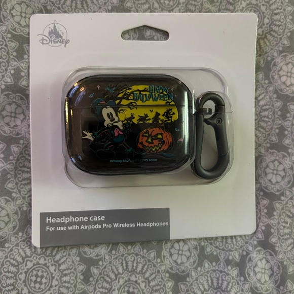 Mickey Halloween 2023 earphone case - Picture 2 of 3